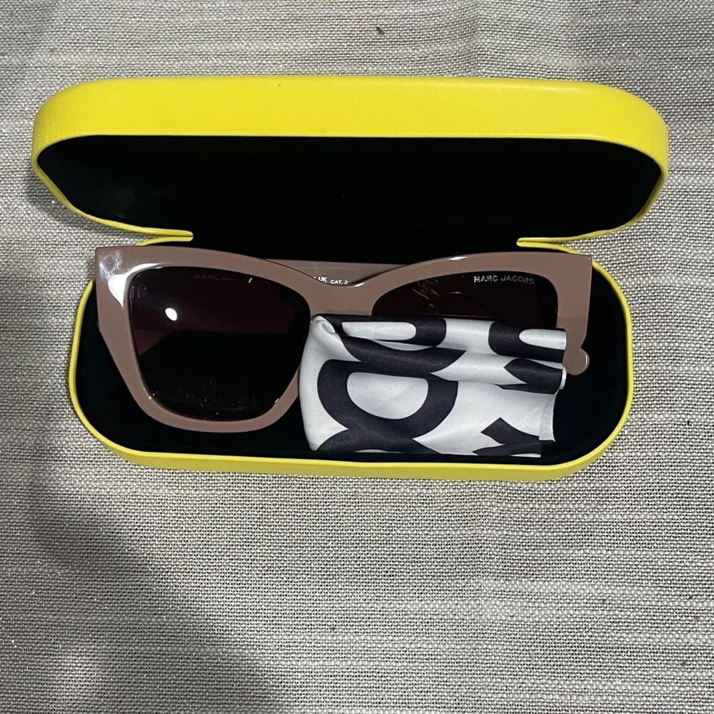 6002. Marc Jacobs Tan Sunglasses - Picture 10 of 10